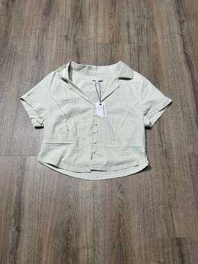 Miou Muse Women's Cream Short Sleeve Button-Front Crop Top